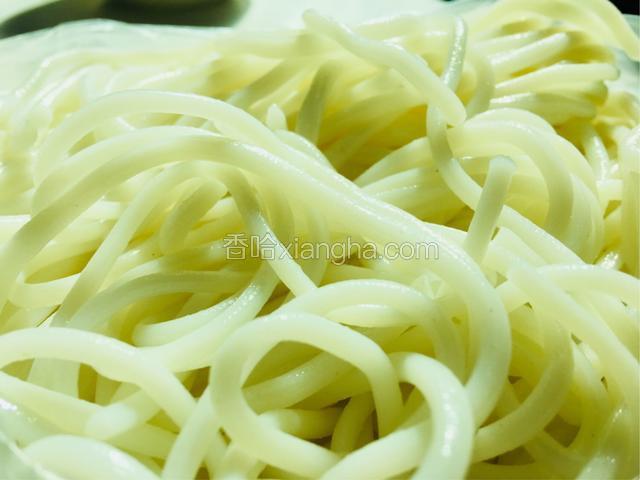 广东米粉（也可以用干米粉泡软过水备用）