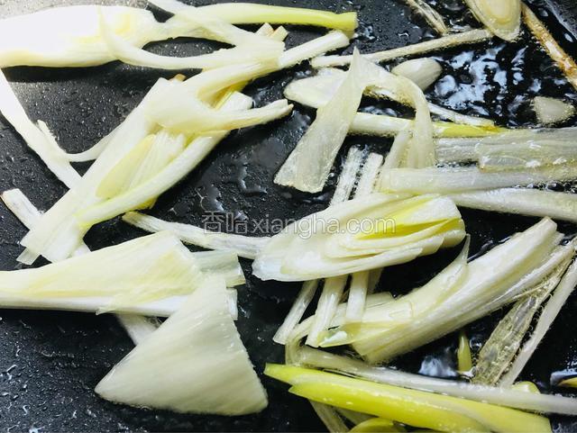 放入大葱煸炒出香味
