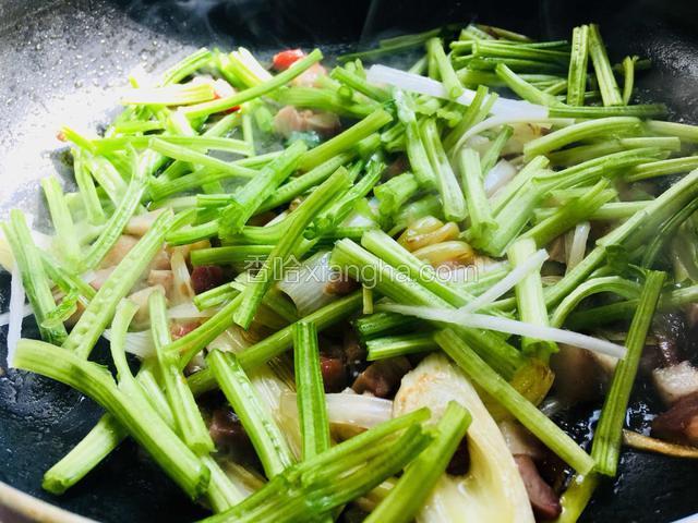 放入菠菜梗煸炒一下
