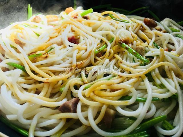 淋入适量鲜味酱油