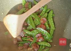荷兰豆炒香肠的做法图解4