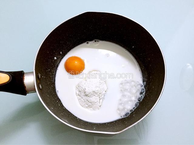 先制作汤种：把汤种所有的材料放入锅中，搅拌均匀