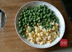 玉米豌豆炒肉的做法图解1