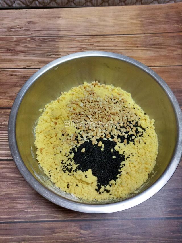 加入熟芝麻和花生碎揉成面团