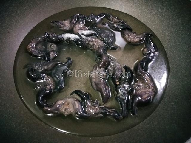 洗净的菱角放锅里，加盐加水。