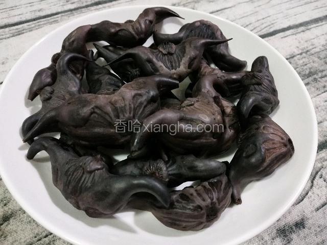 煮好的菱角。