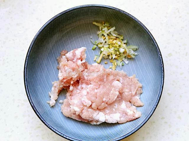 猪肉剁成肉糜，葱姜切沫