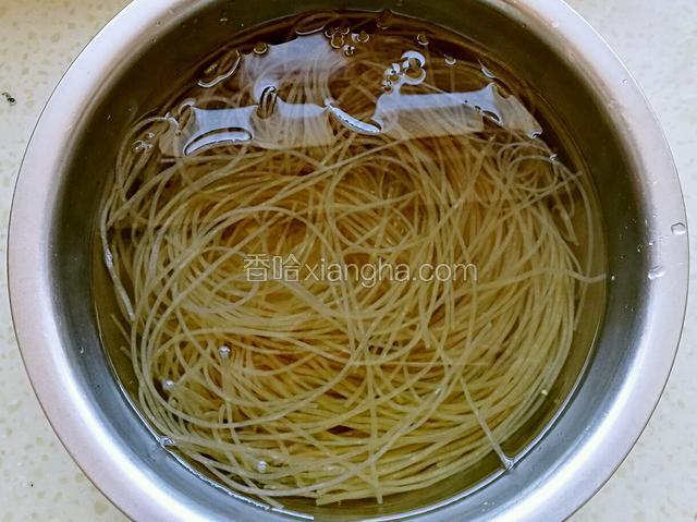 粉条提前泡软，冬天一小时，夏天半小时，根据自己情况适当调节。