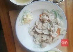 鸡肉炒蘑菇的做法图解1