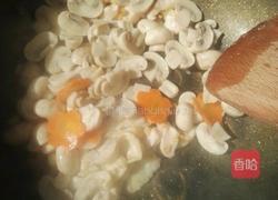 鸡肉炒蘑菇的做法图解3