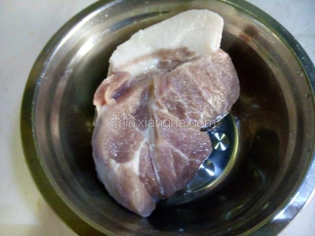 前腿肉洗净
