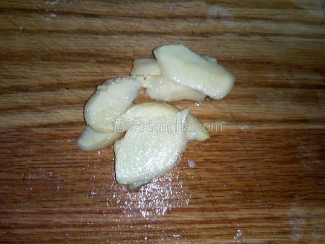 切几块生姜片。