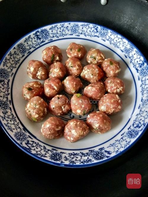 肉末做成肉圆，上锅蒸熟