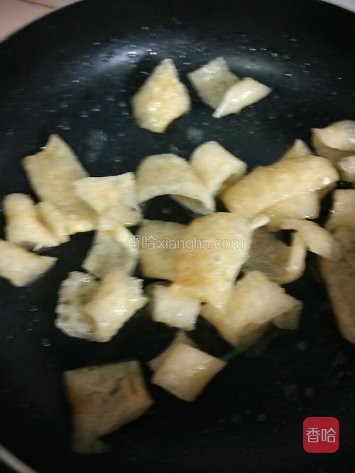 肉皮先放入油锅煸一下