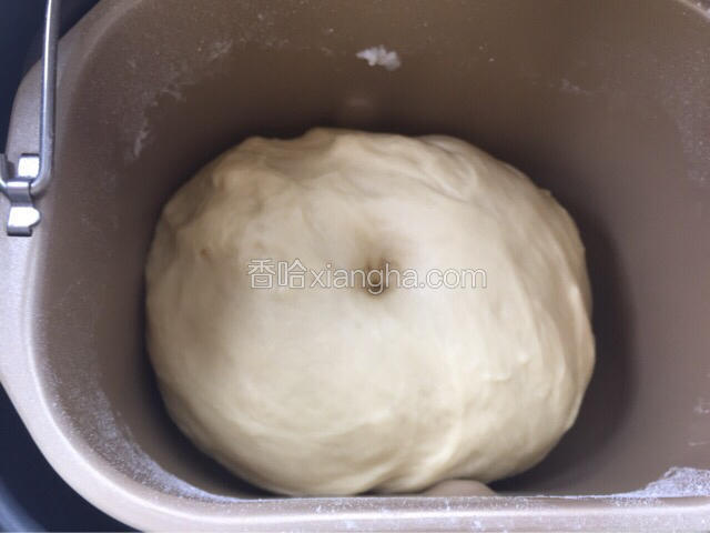 启动机器和成面团后静等面团发酵至两倍大挖洞不回缩即可
