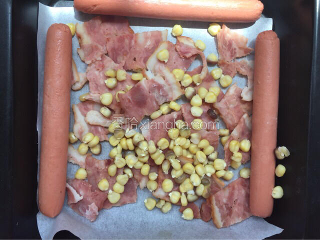 培根切片和火腿肠、玉米送入烤箱180度5分钟左右烘烤出水分备用
