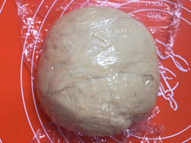 面团取出排气后盖保鲜膜醒发十分钟
