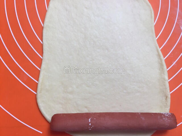 另外三分之一分成三个等量小面团分别擀成长方形后包入火腿肠
