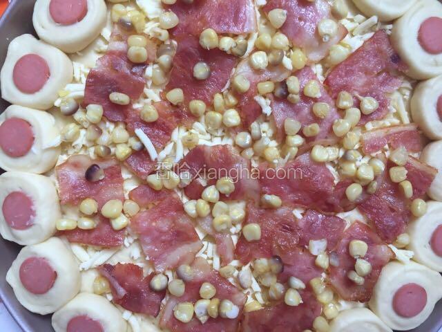 撒入部分马苏里拉芝士作为第一层后码入培根和玉米粒
