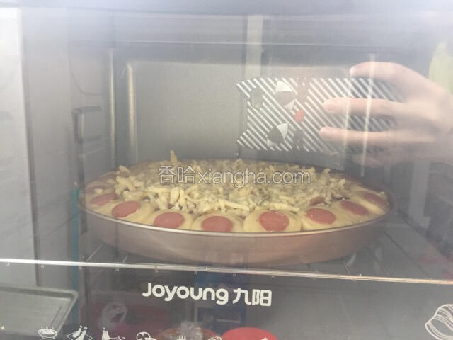 送入烤箱180度20分钟，饼面周围略微焦黄芝士碎融化即可