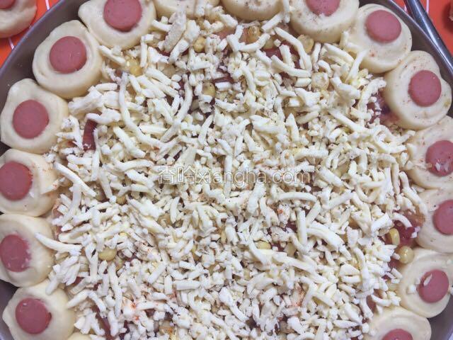 再次撒入剩余所有芝士碎，撒入黑胡椒粉。根据口味还可以添加辣椒圈和洋葱
