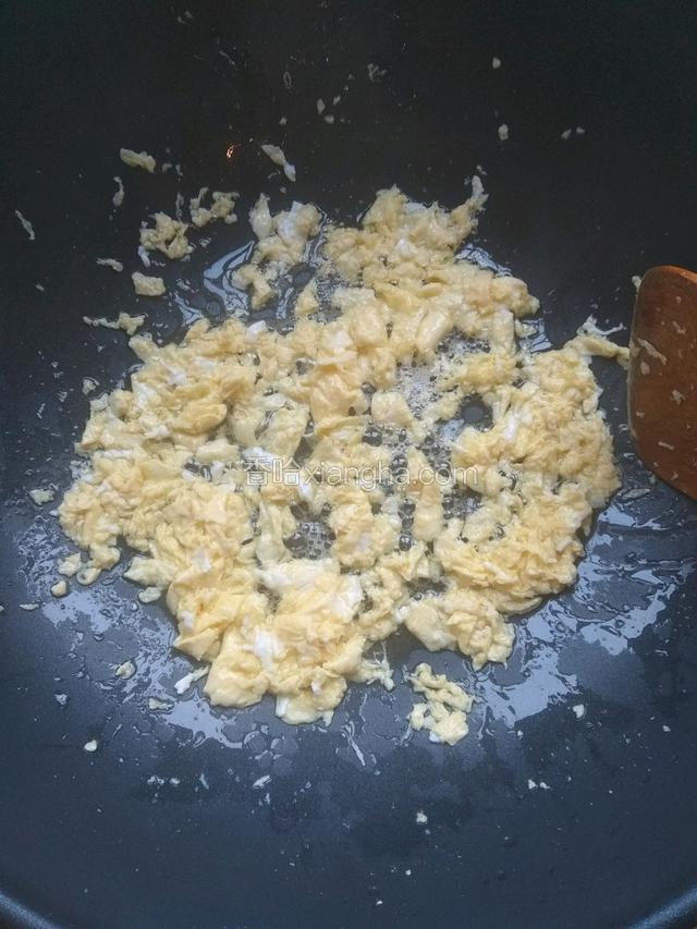 锅里加少许油，炒鸡蛋，把鸡蛋用铲子弄碎