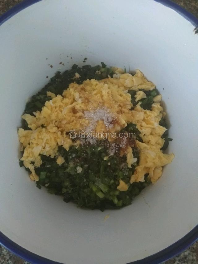 然后加入适量盐，生抽，鸡精，白糖，芝麻油