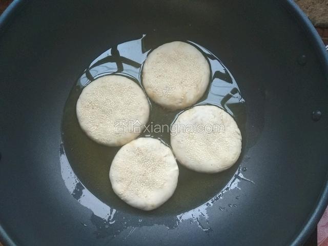 放入面饼