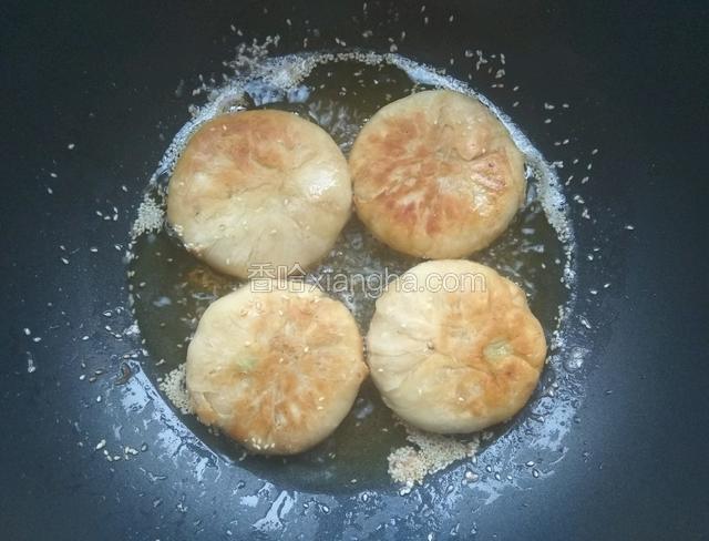 小火慢煎，煎至两面金黄