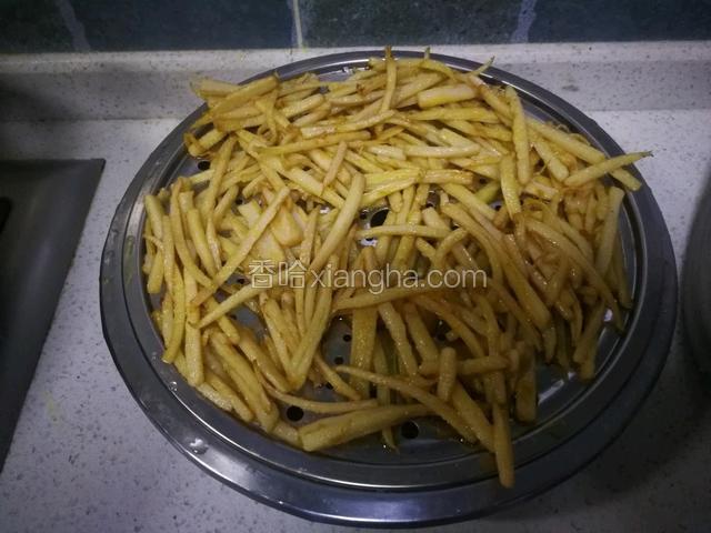 筛盘上沥油。