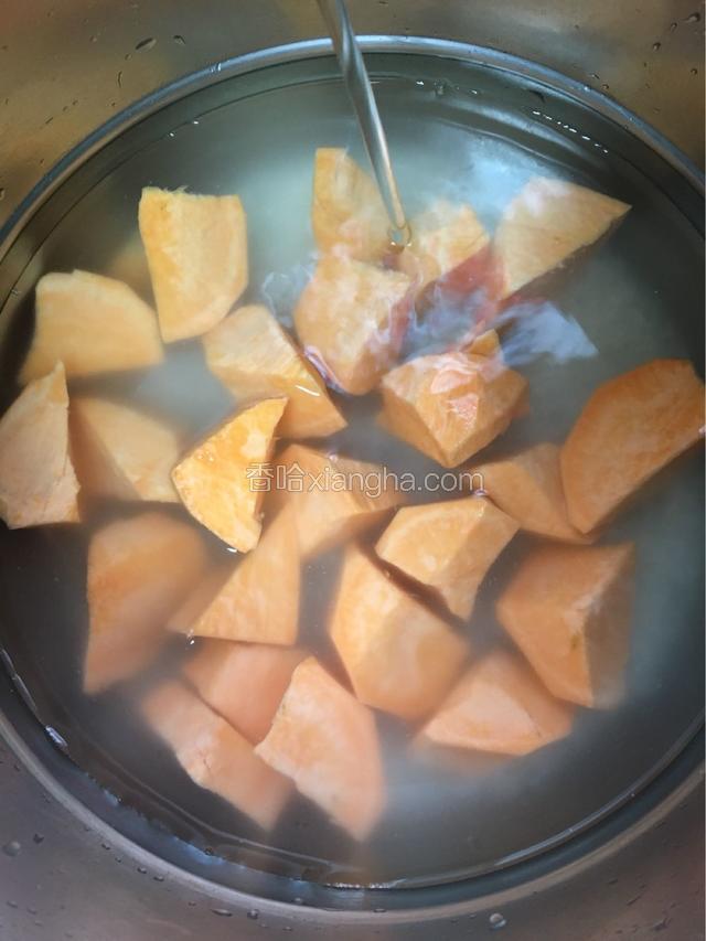 加入平时煮稀饭的水量，喜欢稀点就多加些水，喜欢稠一点的就少放一些