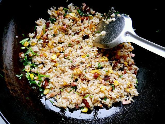最后放入香菜和葱花炒均即可