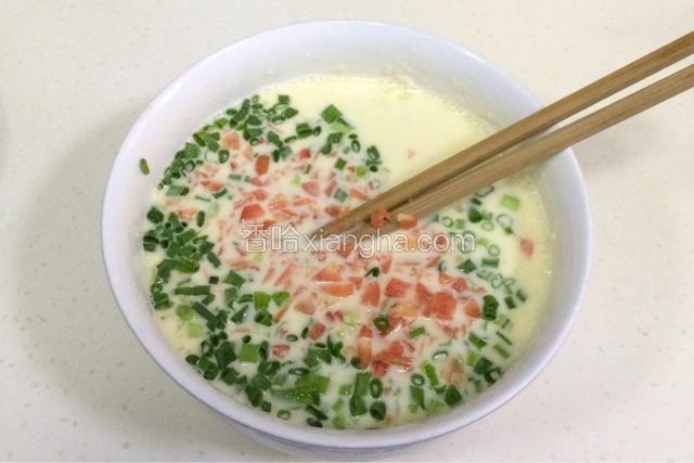 加入切好的胡萝卜粒和葱花。