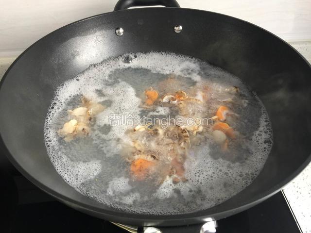 焯水后捞出沥干水份。