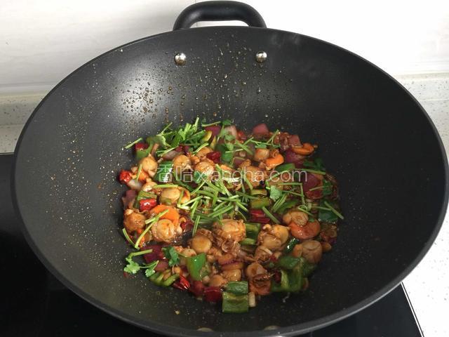 撒入香菜段，鸡精炒匀出锅。
