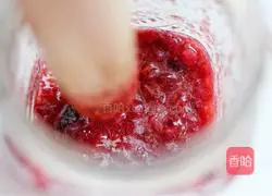Illustration of how to make cherry strawberry fruit tea 6