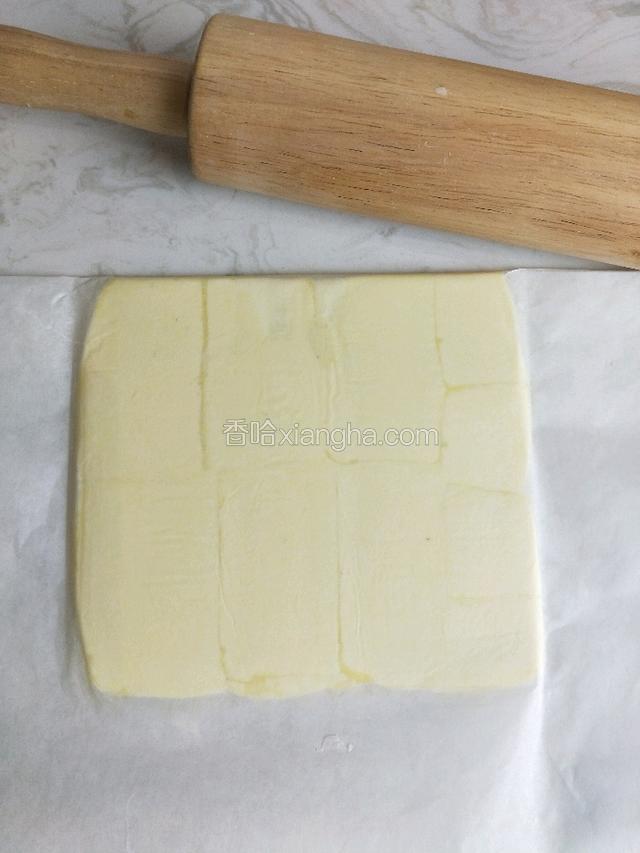 继续用滚轴滚成20x20cm左右。放入冷藏……