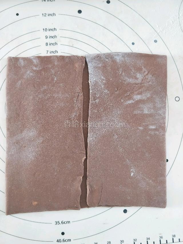 以面皮总的长度分中心线，左边右边对折。