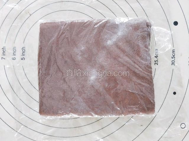 包裹保鲜膜放入冷藏35分钟左右。（松弛）