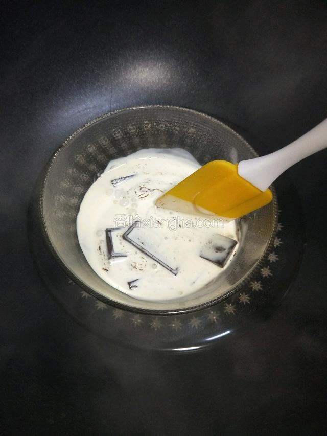 接着我们来制作淋面部分，40克巧克力加40克淡奶油，隔水加温。