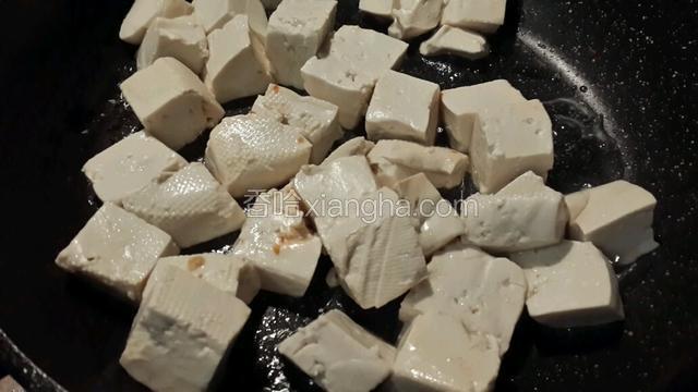 锅烧热入油烧热下入豆腐大火煎制一面定型