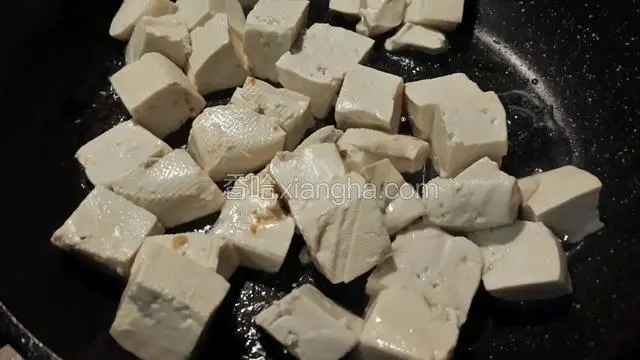 锅烧热入油烧热下入豆腐大火煎制一面定型