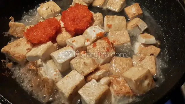 加入鱼子，生抽和盐，鸡汤块，胡椒粉，少许糖调味，加入适量水烧开