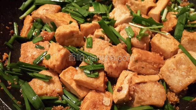加入韭菜翻炒均匀即成