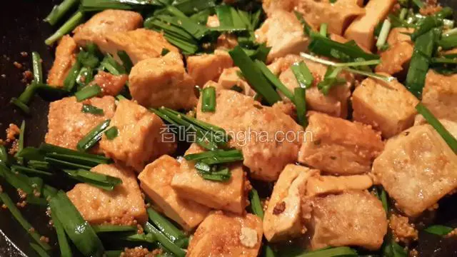 加入韭菜翻炒均匀即成