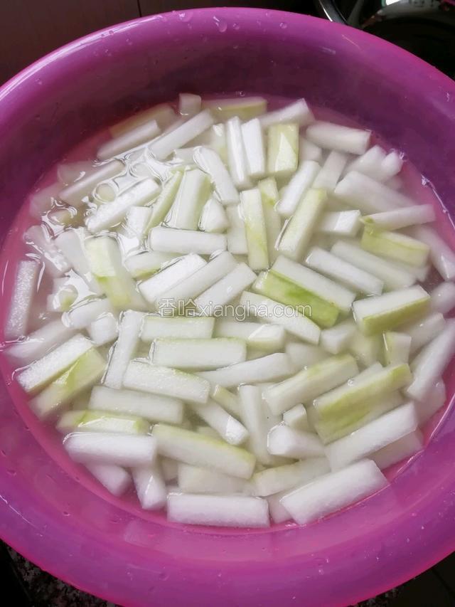 用个盆子装入清水放石灰搅拌均匀，（水与石灰的比率1000克水20克的石灰）放入切好的冬瓜浸泡5小时
