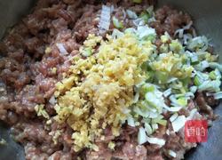 家常猪肉酸菜馅包子的做法图解2