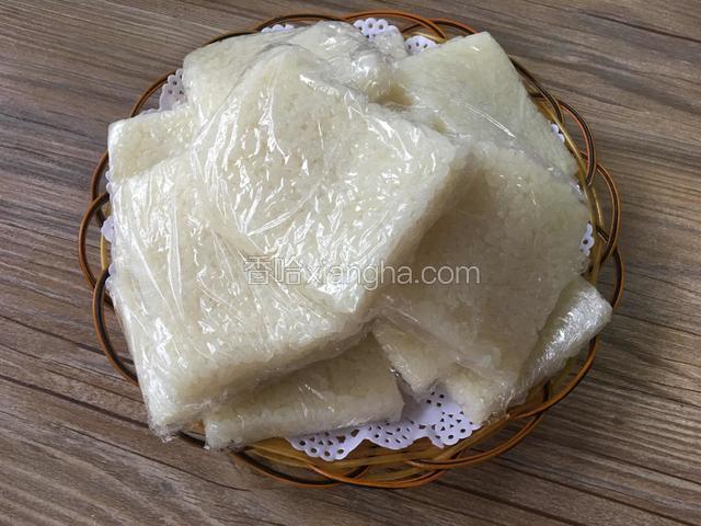 用保鲜膜一块一块包好，放入冰箱冷藏，吃时拿出来炸或煎
