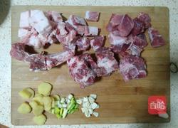 猪肉烩酸菜的做法图解1