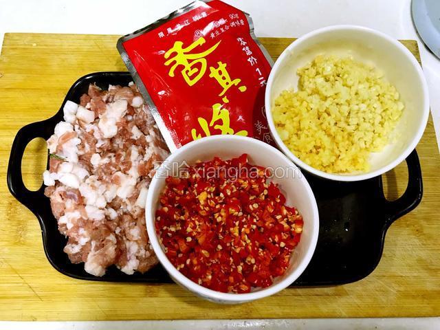 除香其酱外，其他食材全部切碎备用。